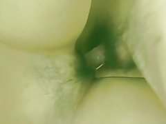 Σέξι ασιατικό σε φούστα παίρνει σφιχτό τριχωτό μουνί δακτύλων από stud στη συνέχεια πηδάει