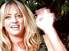 Ασιατισα λεσβια κοκκινομάλλα έχει σφιχτό μουνί έγλειψε από παιχνιδιάρικο φίλους στο πάρκο