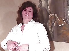 Παλιά γιαγιά με τριχωτό αιδοίο