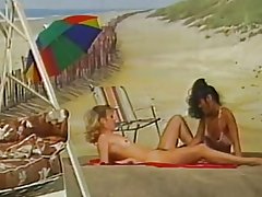 Δύο λεσβίες που παίζουν στο φόντο παραλία